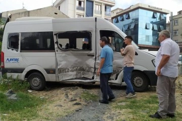 Bağcılar'da panelvan araç ile servis minibüsü çarpıştı: 5 yaralı
