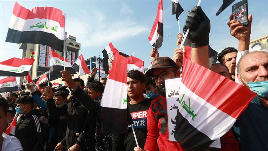 Bağdat'ta Sadr yanlısı binlerce kişi, erken seçime katılma çağrısına destek gösterisi yaptı