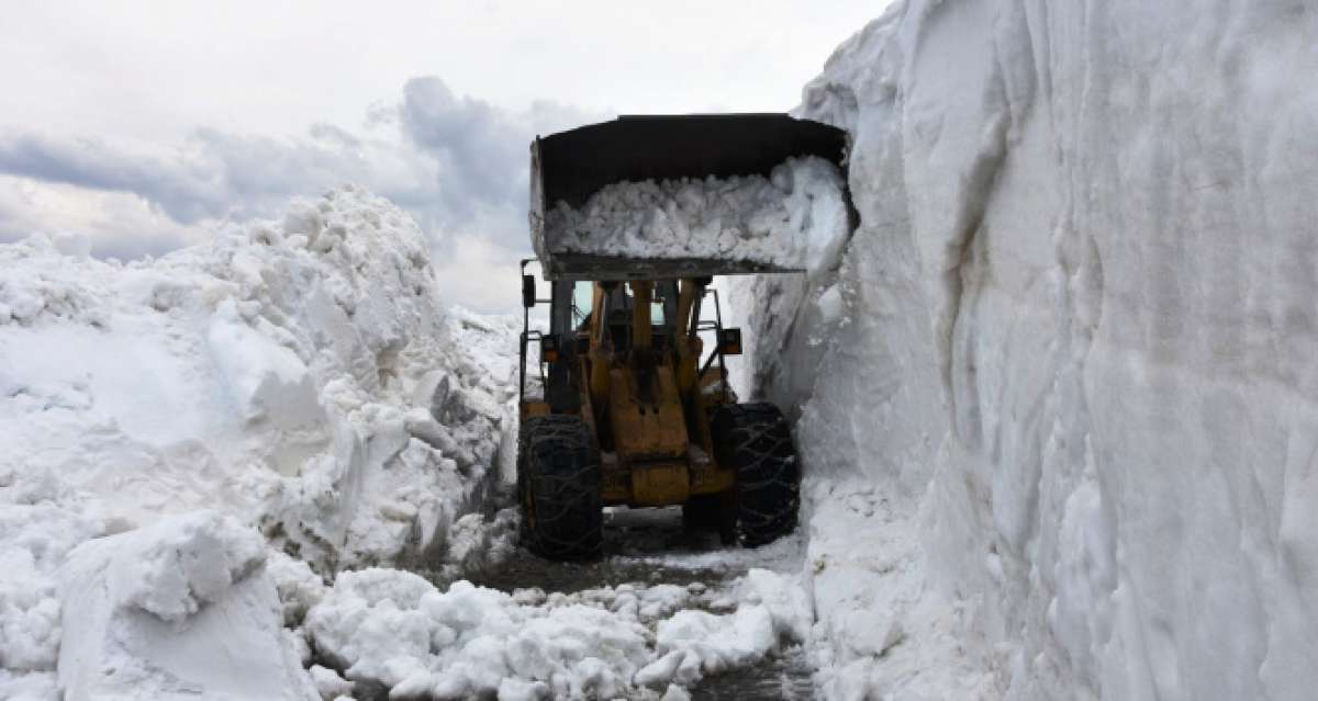 Bahar ayında Bitlis'te 10 metrelik karla mücadele çalışmaları