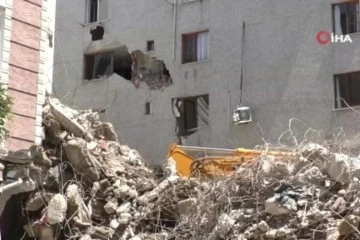 Bahçelievler’de binanın yıkımı sırasında yandaki apartman zarar gördü