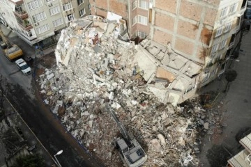 Bah&ccedil;elievler&rsquo;de tahliye edilen binanın yıkımı tamamlandı