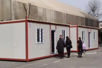 Bahçelievler'deki bir okulda depremzedeler için konteyner evler hazırlandı