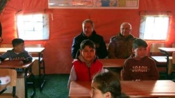 Bakan Akar, çadır kentte Mehmetçik Okulu'nu ziyaret etti