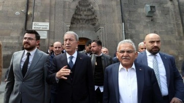 Bakan Akar: Panik i&ccedil;indeler, bitecekler! Tek umutları se&ccedil;im