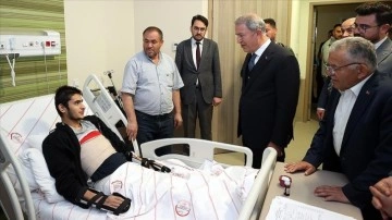 Bakan Akar'dan, Kayseri Şehir Hastanesinde tedavi gören depremzedelere ziyaret