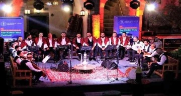 Bakan Ersoy, Diyarbakır‘da devam eden festival etkinliklerini gezdi