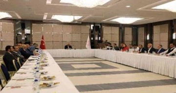Bakan Ersoy Diyarbakır’da turizm sektör temsilcileriyle bir araya geldi
