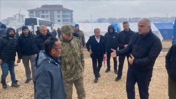 Bakan Ersoy, Malatya'da çadırda kalan depremzedeleri ziyaret etti