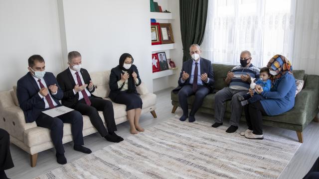 Bakan Gül şehit ailesini ziyaret etti