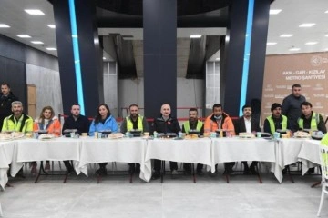 Bakan Karaismailoğlu, AKM-Gar-Kızılay metro şantiyesi işçileriyle sahur yaptı