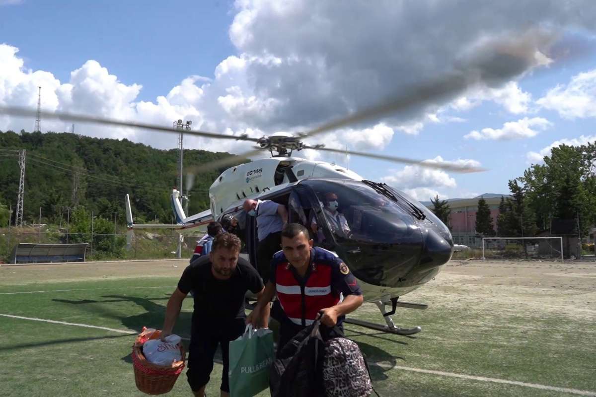 Bakan Karaismailoğlu'nun helikopteriyle vatandaşlar tahliye ediliyor