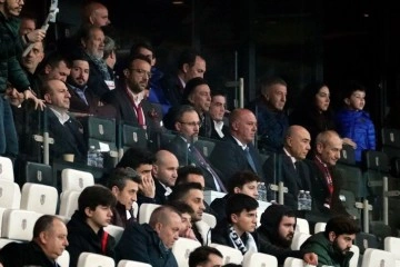 Bakan Kasapoğlu, Beşiktaş-Atletico Madrid maçını tribünden takip etti