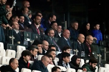 Bakan Kasapoğlu, Beşiktaş-Atletico Madrid ma&ccedil;ını trib&uuml;nden takip etti
