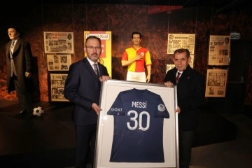 Bakan Kasapoğlu, Messi'nin imzalı formasını depremzedeler i&ccedil;in bağışladı