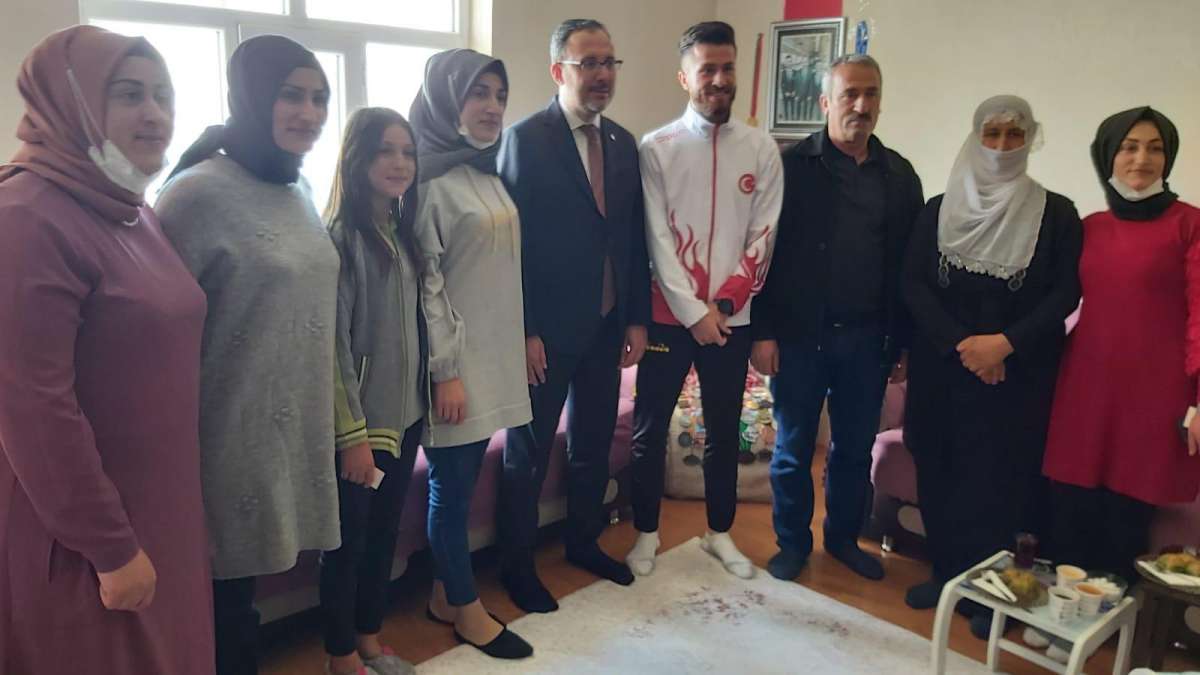 Bakan Kasapoğlu milli atlet Saffet Elkatmışı ziyaret etti