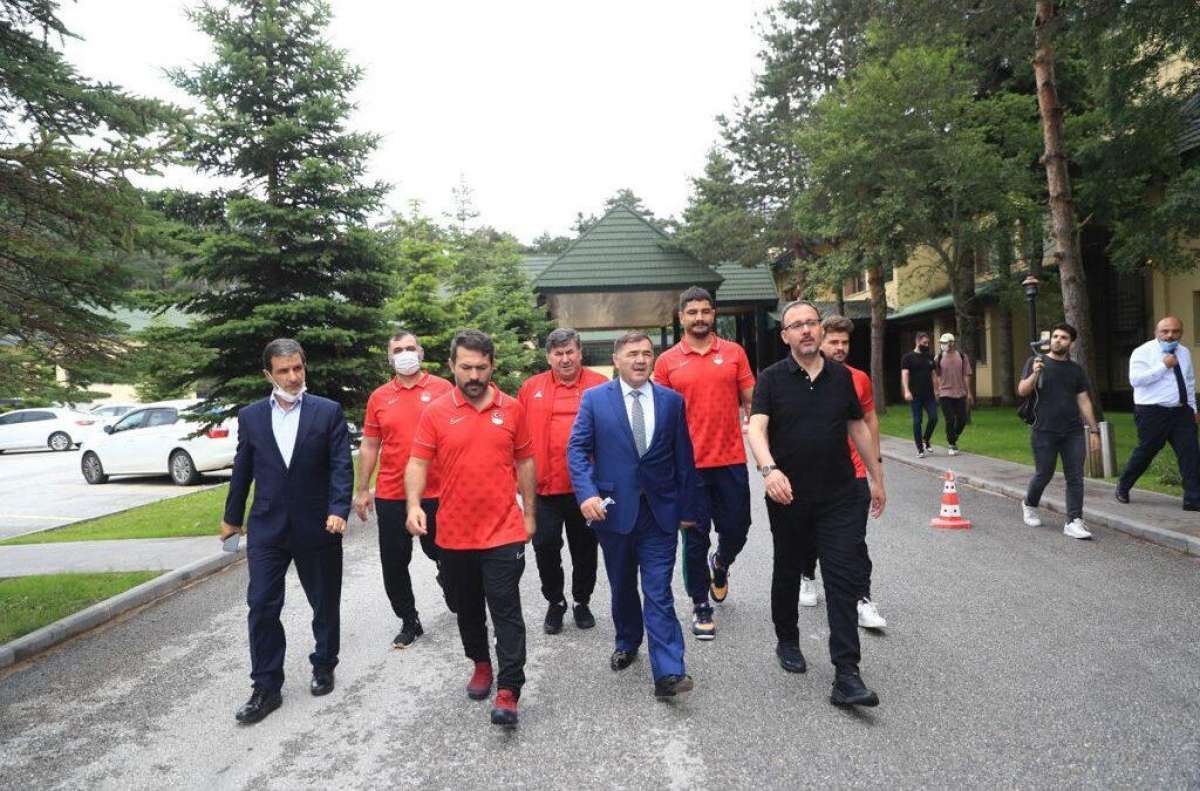 Bakan Kasapoğlu, milli güreşçileri ziyaret etti