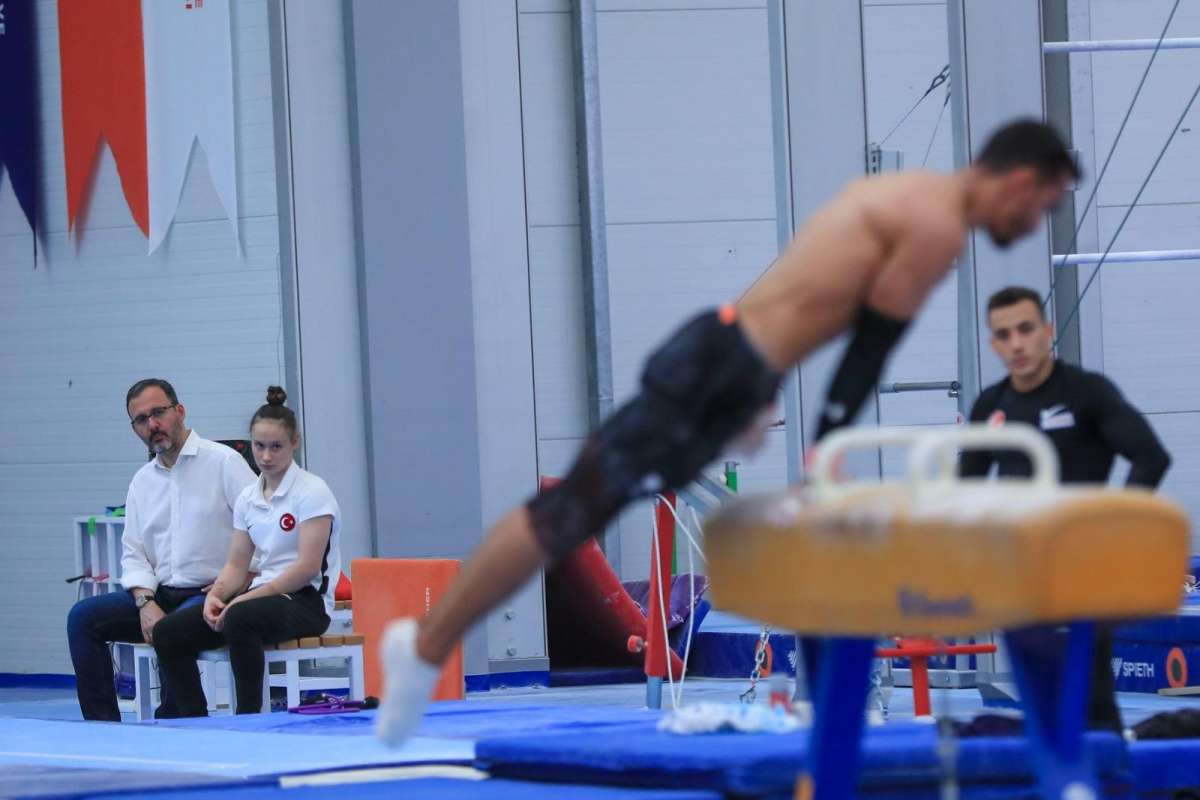 Bakan Kasapoğlu, olimpiyatlara hazırlanan sporcuları ziyaret etti