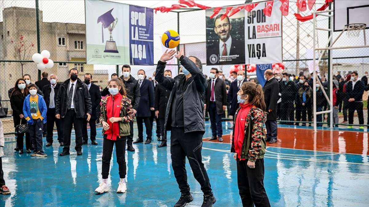 Bakan Kasapoğlu Siirtli çocuklarla 'Lastikpark' spor sahasında voleybol oynadı