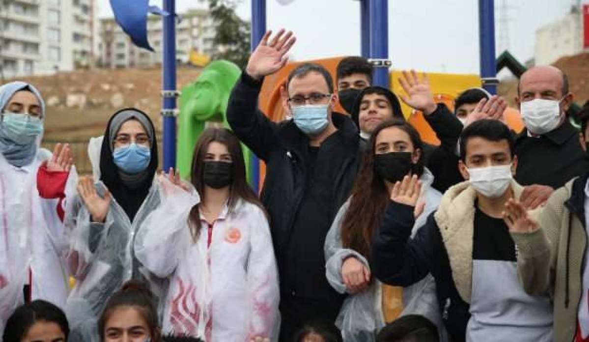 Bakan Kasapoğlu, Siirt'te çocuklarla voleybol oynadı