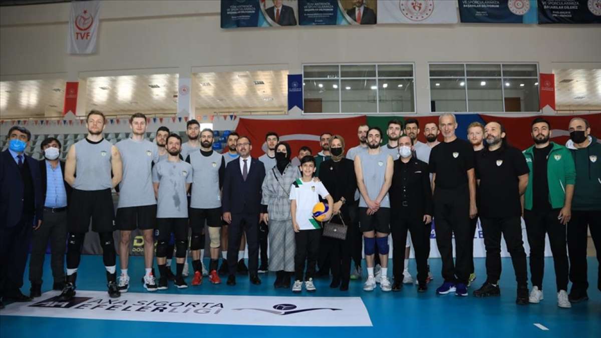 Bakan Kasapoğlu, Solhansporlu oyuncularla bir araya geldi