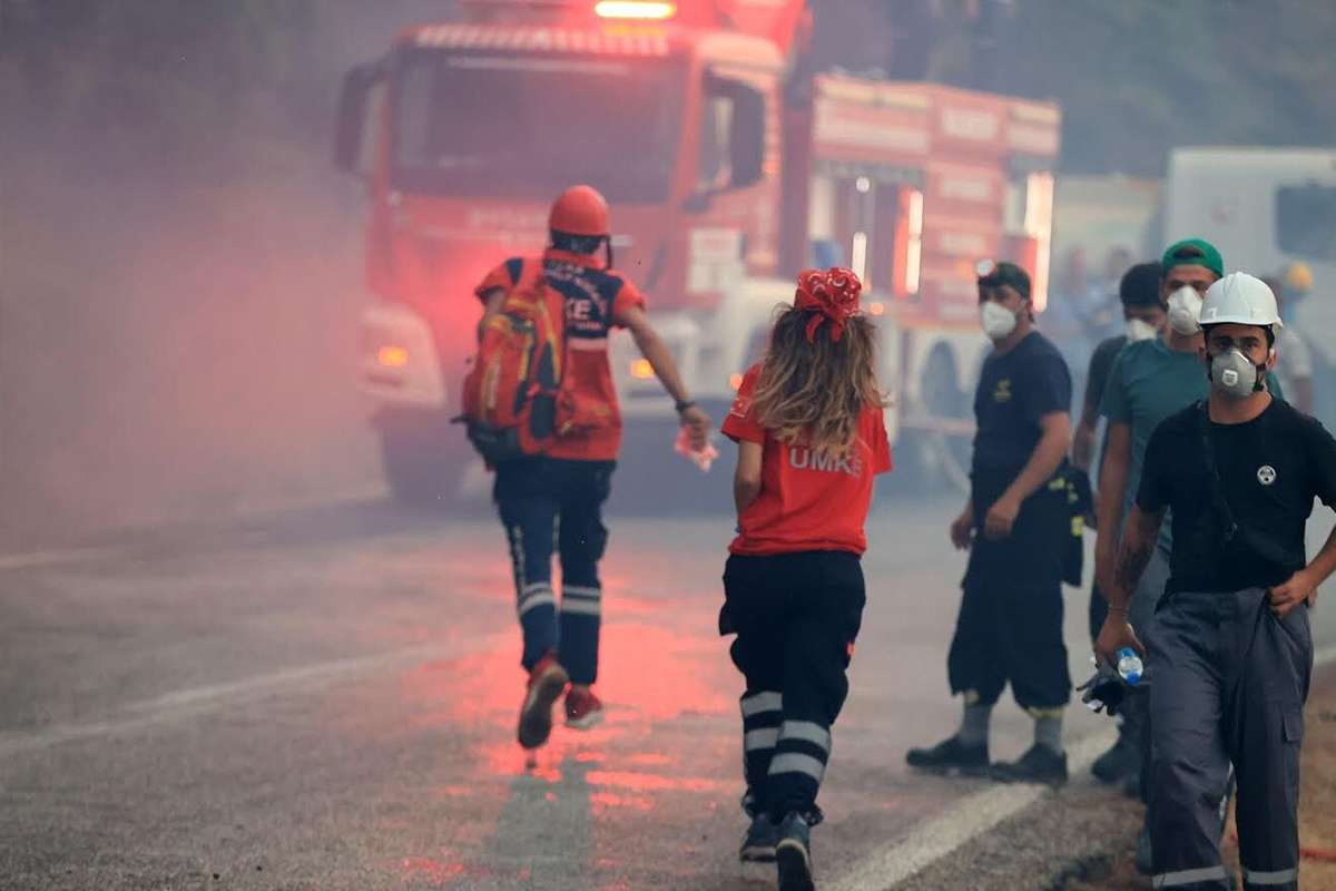 Bakan Koca, yangın alanındaki UMKE personelinin fotoğrafını paylaştı