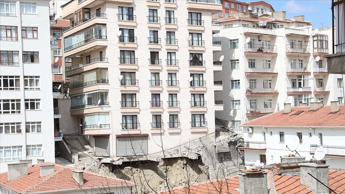 Bakan Kurum: Çökme nedeniyle tahliye edilen binalarda teknik incelemeler devam ediyor