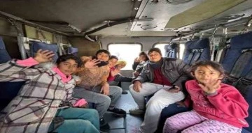 Bakan Kurum, depremzede çocukların helikoptere binme isteğini yerine getirdi