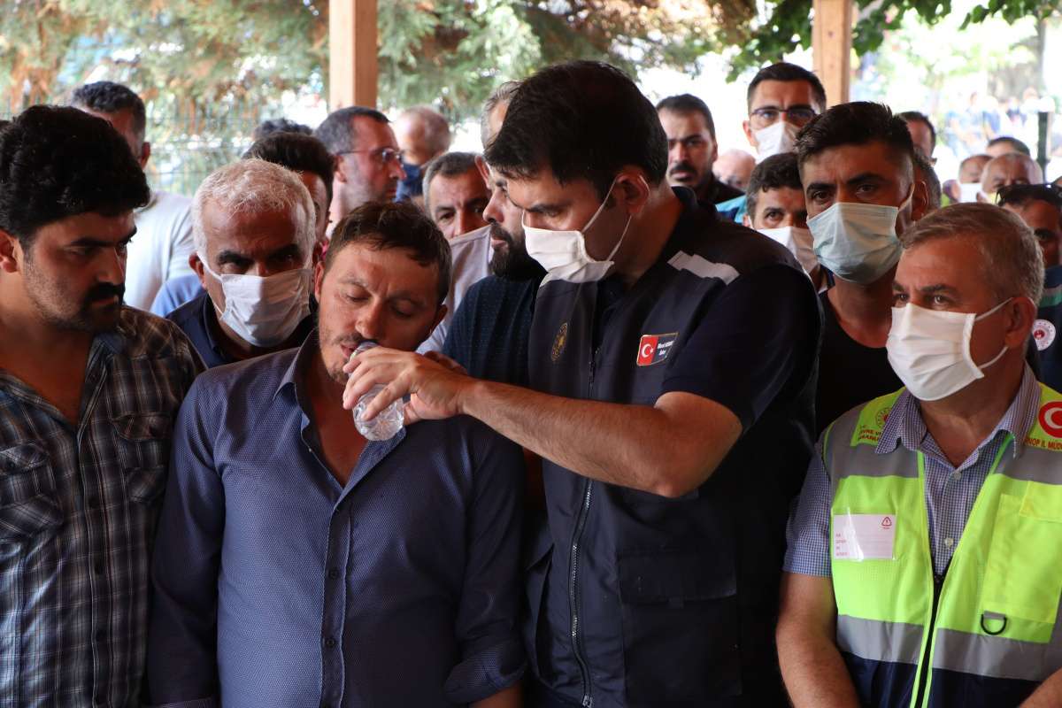 Bakan Kurum ve Bakan Karaismailoğlu selde hayatını kaybeden kadının cenazesine katıldı