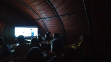 Bakan Özer, Mehmetçik Okulları'nda çocukların film izlediği görüntüleri paylaştı