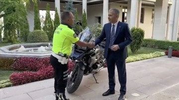 Bakan Yerlikaya, motosiklet sürücüsünü uyarı tarzıyla gündem olan polisi kabul etti