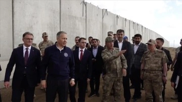 Bakan Yerlikaya, Türkiye-İran sınırındaki güvenlik duvarı çalışmalarını inceledi