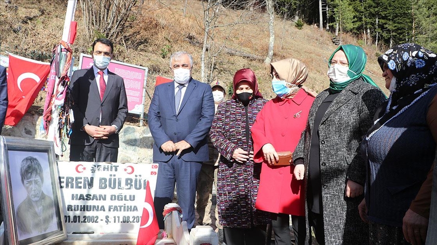 Bakan Zehra Zümrüt Selçuk şehit Eren Bülbül'ün kabrini ziyaret etti