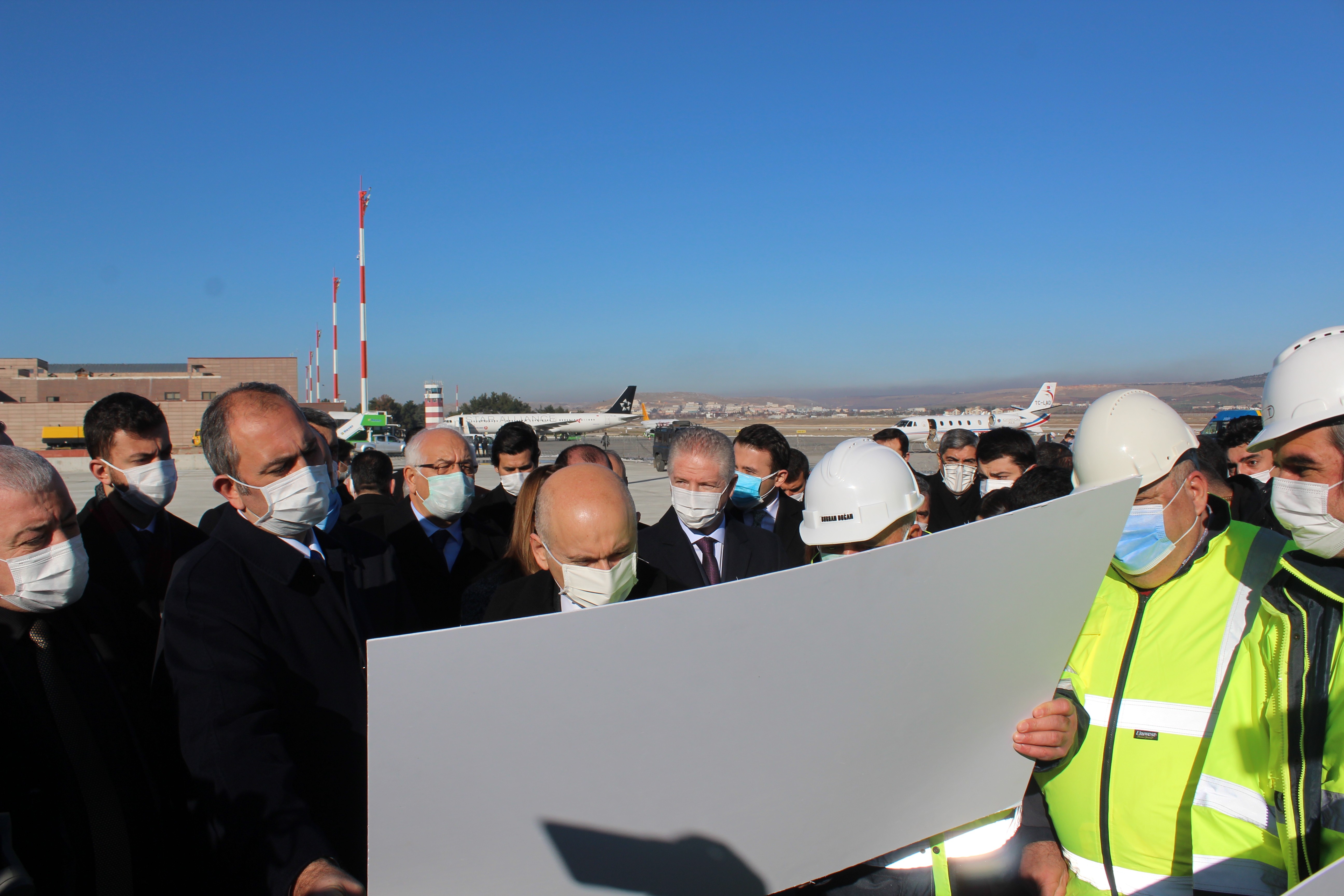 Bakanlar Gaziantep Havalimanı inşaatında incelemelerde bulundu