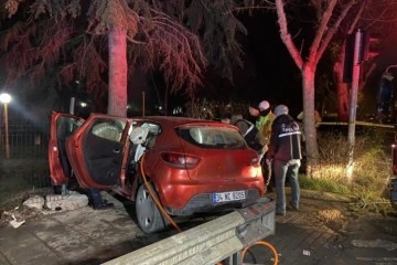 Bakırköy’de 17 yaşındaki sürücü önce refüje ardından ağaca çarptı: 1 ölü, 5 yaralı