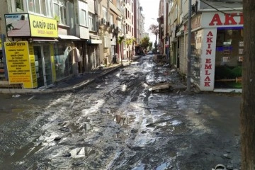 Bakırköy’de altyapı çalışmasında cadde çamur deryasına döndü