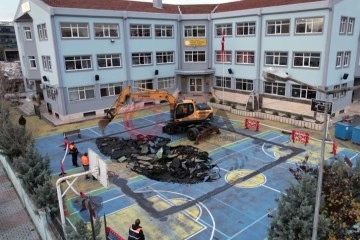 Bakırköy'de bir okulun bahçesinde çökme meydana geldi