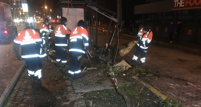 Bakırköy'de otomobil otobüs durağına daldı: 1 yaralı