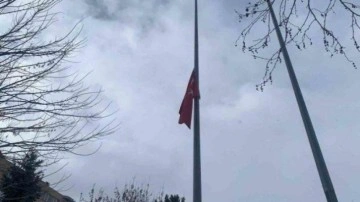 Bakü Büyükelçiliğinde bayraklar yarıya indirildi karanfiller bırakıldı