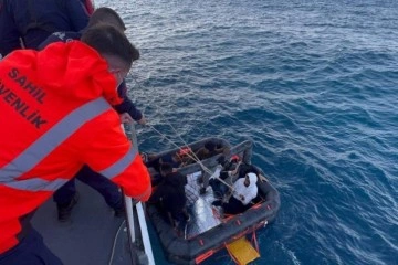 Balıkesir a&ccedil;ıklarında 9 d&uuml;zensiz g&ouml;&ccedil;men kurtarıldı