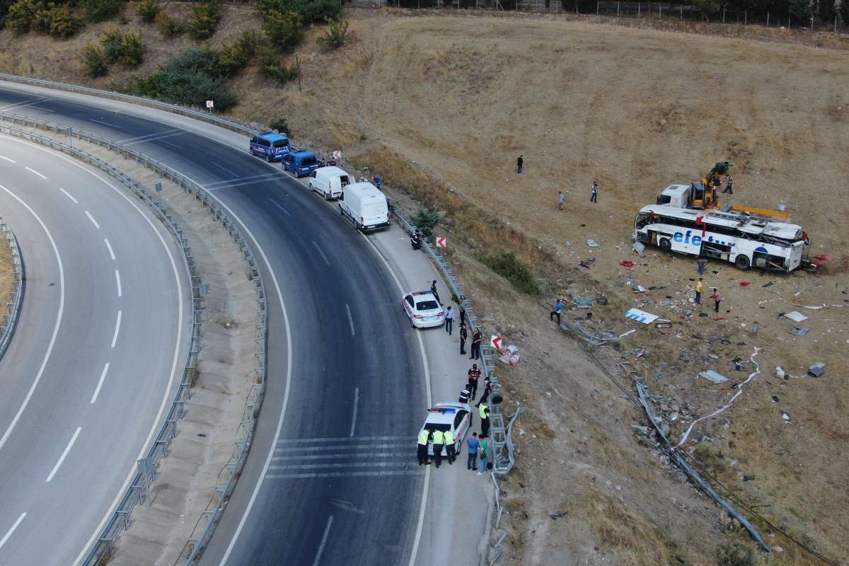 Balıkesir'de 15 kişiye mezar olan otobüs ve kaza yeri drone ile görüntülendi