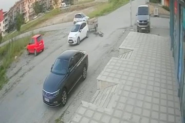 Balıkesir'de bisiklet sürücüsü çarptığı arabanın römorkuna düştü
