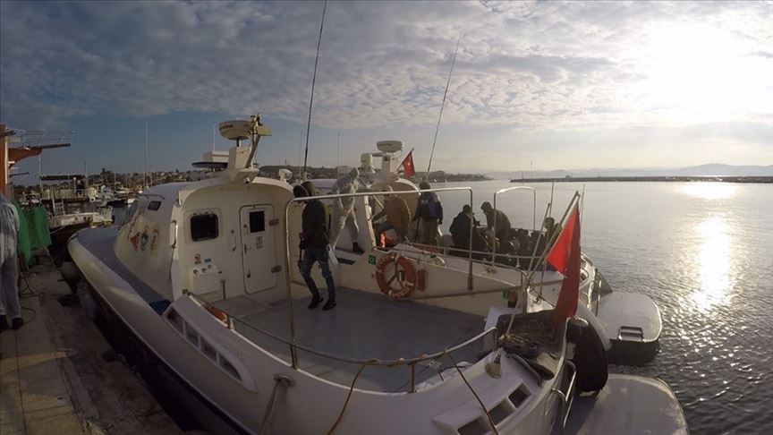 Balıkesir’de Türk kara sularına itilen 27 sığınmacı kurtarıldı
