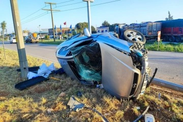 Bandırma'da otomobil elektrik direğine çarptı: 3 yaralı