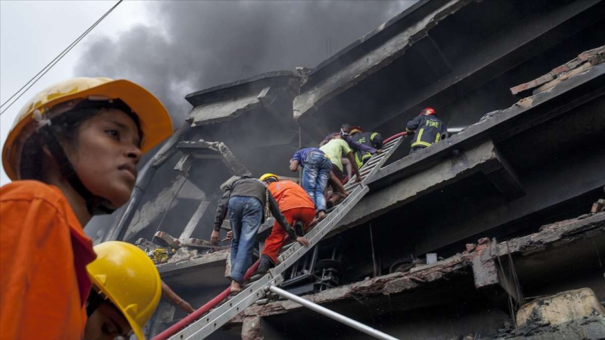 Bangladeş'te dün çıkan fabrika yangınında en az 49 kişi hayatını kaybetti