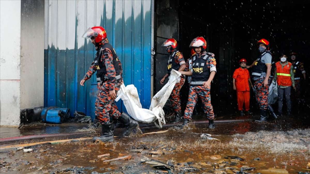 Bangladeş'te fabrikada çıkan yangında ölü sayısı 52'ye çıktı