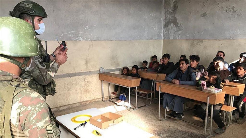 Barış Pınarı bölgesinde çocuklara mayın ve EYP'lere karşı korunma için eğitim veriliyor
