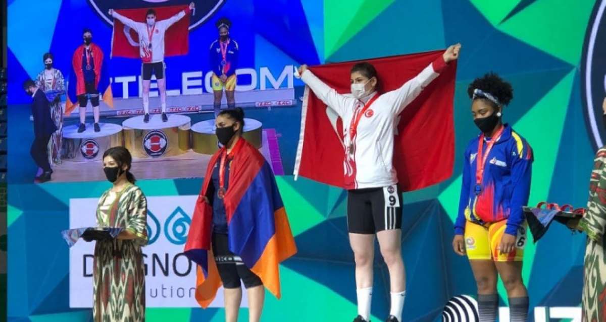 Bartın Üniversitesi öğrencisi Dilara Uçan, halterde dünya şampiyonu oldu