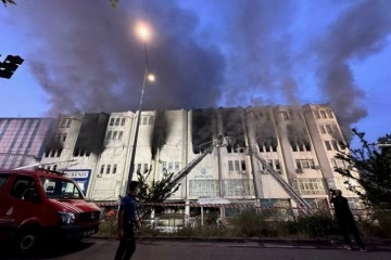 Başakşehir’de 6 katlı iş hanında yangın: Mahsur kalan 8 kişi kurtarıldı