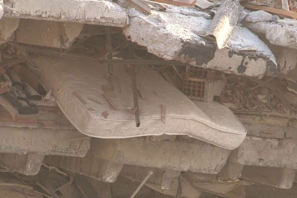 Başakşehir'de çöken mobilya mağazası kontrollü şekilde yıkıldı