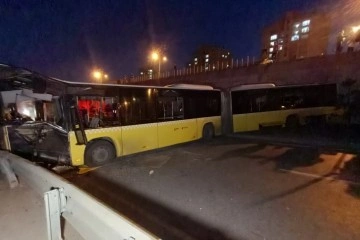 Başakşehir'de İETT otobüsü 7 metre yükseklikten alt yola düştü: 1 yaralı